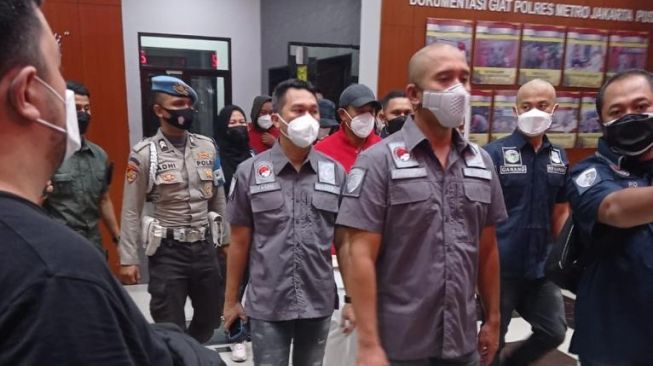 Nia Ramadhani pakai baju tahanan. Begitu jugaArdi Bakrie pakai baju tahanan. (ist)