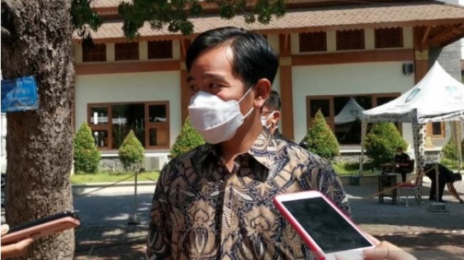 Wali Kota Surakarta Gibran Rakabuming Raka saat memberikan keterangan kepada wartawan. [ANTARA/Aris Wasita]