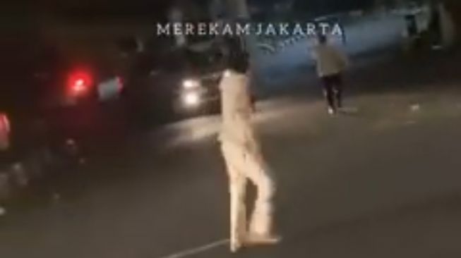 Tangkapan layar video polisi yang bubarkan balap liar di Cilandak dikeroyok geng motor. (Instagram)