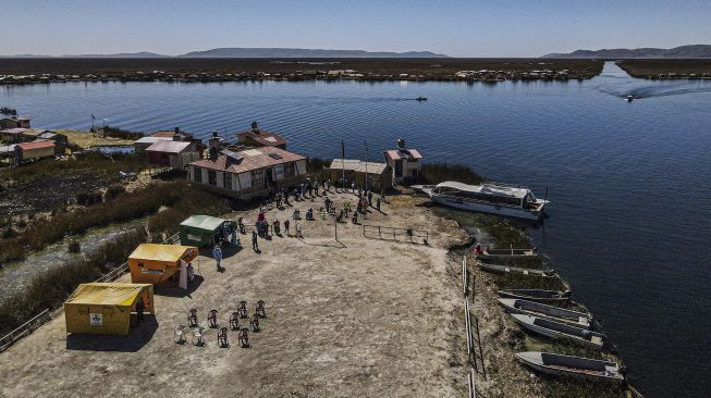 Foto udara tenda vaksinasi COVID-19 di Pulau Uros, Danau Titicaca, Puno, Peru, pada (7/7/2021). [Carlos MAMANI / AFP]