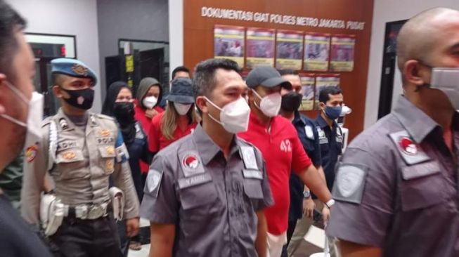 Nia Ramadhani dan Ardi Bakrie beserta sopirnya SN resmi mengenakan baju tahanan Polres Metro Jakarta Pusat. (Foto: Istimewa)