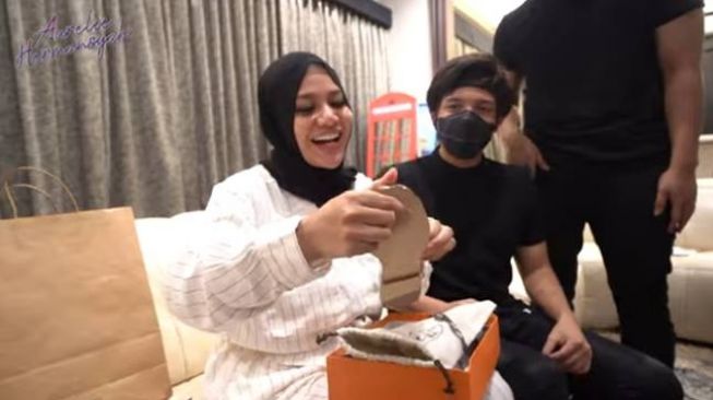 Momen Aurel Hermansyah buka kado mewah dari fans. (YouTube/Aurelie Hermansyah)