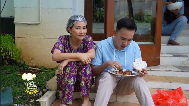 Momen Ruben Onsu dan Sarwendah Masak Seblak [YouTube/The Onsu Family]