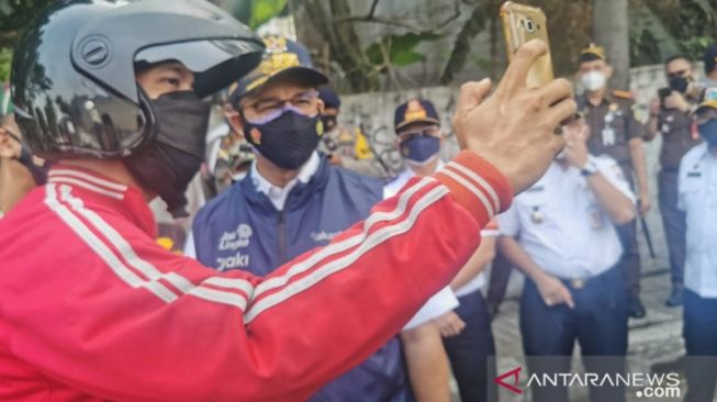 Tinjau Penyekatan di Jalan Daan Mogot, Ini Permintaan Anies Baswedan kepada Pemotor