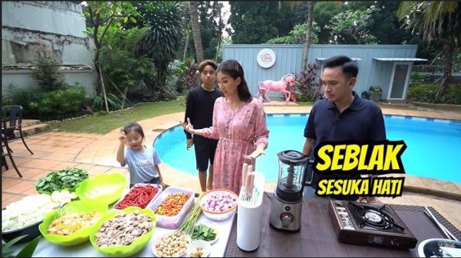 Momen Ruben Onsu dan Sarwendah Masak Seblak [YouTube/The Onsu Family]