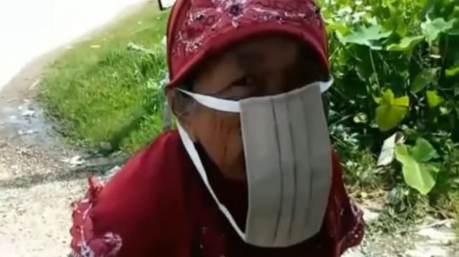 Viral Lagi, Cara Nenek Ini Pakai Masker Bikin Makan Warganet Tersedak