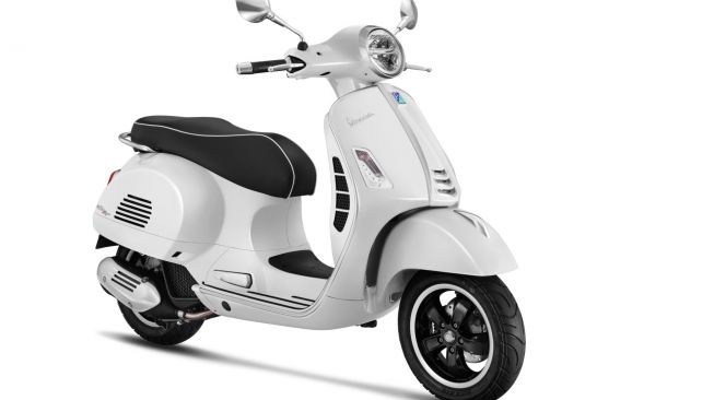 Vespa GTS Super Tech 300 HPE ABS White Innocenza [Piaggio Indonesia].