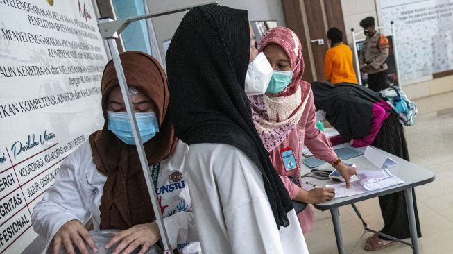 Petugas kesehatan melakukan pemeriksaan tinggi dan berat badan kepada anak usia 12-18 tahun yang akan menjalani vaksinasi COVID-19 di RSUP Dr Mohammad Hoesin Palembang, Sumatera Selatan, Sabtu (10/7/2021). ANTARA FOTO/Nova Wahyudi