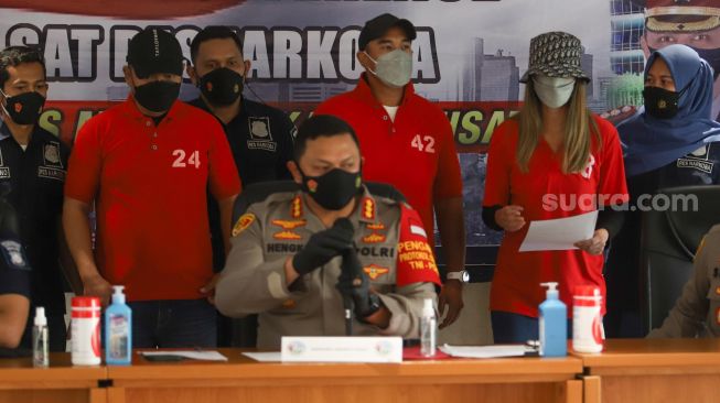 Aktris Nia Ramadhani (kanan) dan suaminya, Ardi Bakrie (tengah) ketika dihadirkan saat rilis kasus narkoba yang menjeratnya di Polres Metro Jakarta Pusat, Sabtu (10/7/2021). [Suara.com/Alfian Winanto]