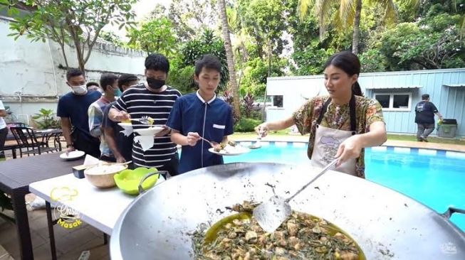 Momen Ruben Onsu dan Sarwendah Masak Seblak [YouTube/The Onsu Family]