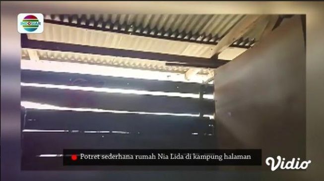 Potret rumah Nia LIDA di kampung. [YouTube/Indosiar]