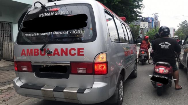 Viral, Ambulans Diadang Mobil Pelat Merah Saat Angkut Korban Kecelakaan