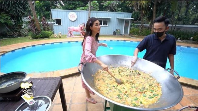 Momen Ruben Onsu dan Sarwendah Masak Seblak [YouTube/The Onsu Family]