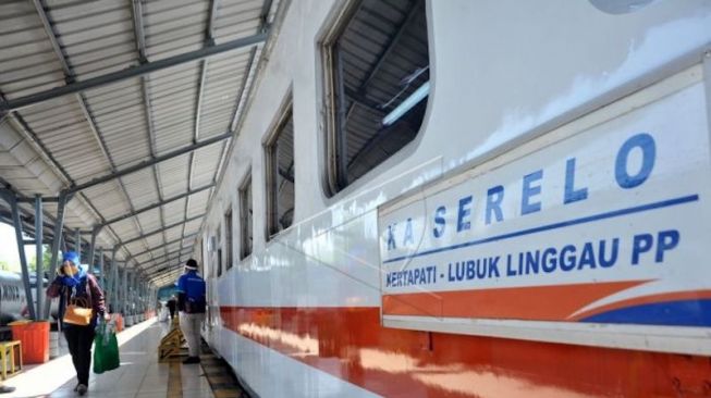 Ilustrasi Kereta api di Stasiun Kertapati Palembang. KA Sindang Marga rute Kertapati-Lubuklinggau berhenti beroperasi. [ANTARA]