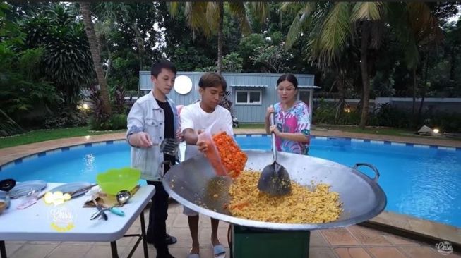 Momen Ruben Onsu dan Sarwendah Masak Seblak [YouTube/The Onsu Family]