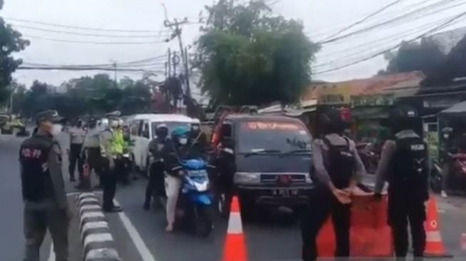 Sejumlah Pengendara Heningkan Cipta Untuk Korban Covid-19 di Pos Ciledug