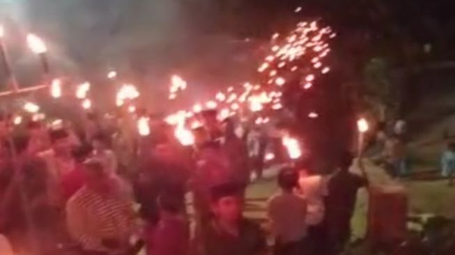 Tangkal COVID-19, Warga Pamekasan Gelar Pawai Obor, Lantunkan Selawat Burdah