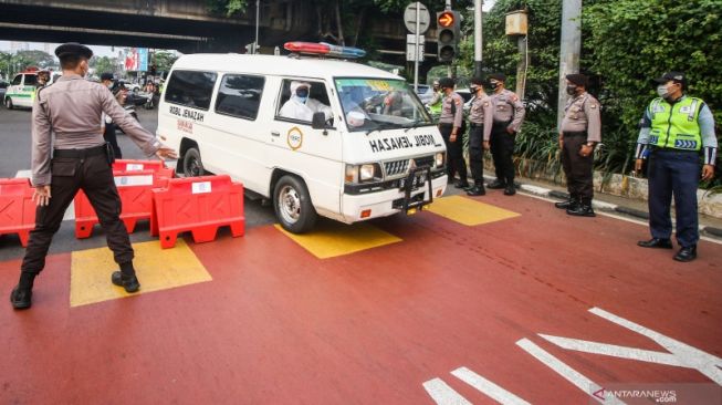 Lawan Arah di Blok A Karena Enggan Putar Balik, Pengemudi Motor dan Mobil Diganjar Tilang