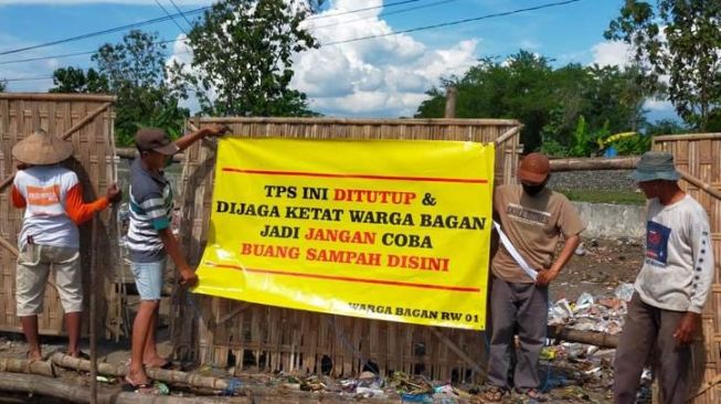 Dianggap Merugikan, Warga Bagan Sragen Ramai-Ramai Tutup TPS