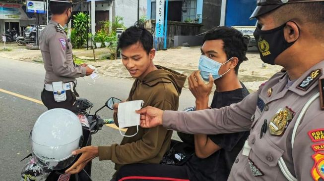 Kasat Lantas Polresta Mamuju Minta Sambil Mengendara Gunakan Masker