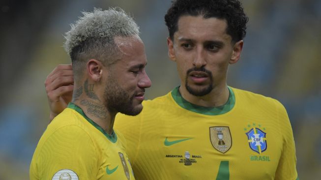 Pemain Brasil Neymar dihibur oleh rekan setimnya Marquinhos setelah kalah 1-0 dari Argentina dalam pertandingan final turnamen sepak bola Copa America Conmebol 2021 di Stadion Maracana, Rio de Janeiro, Brasil, pada (10/7/2021). [NELSON ALMEIDA / AFP]