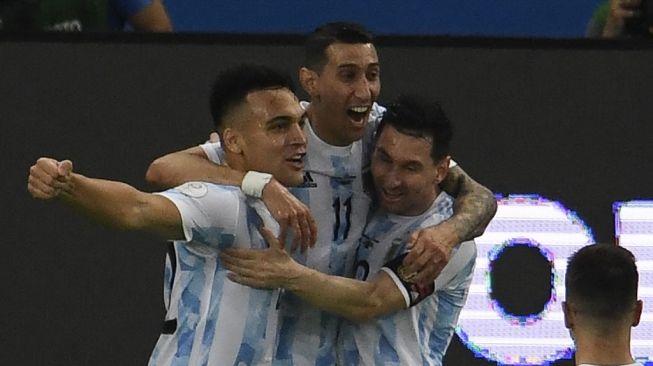 Trio pemain Argentina Lautaro Martinez, Angel Di Maria dan Lionel Messi merayakan gol ke gawang Brasil di final Copa America 2021 yang digelar di Stadion Maracana, Brasil, Minggu (11/7/2021). (Foto: Mauro PIMENTEL/AFP)