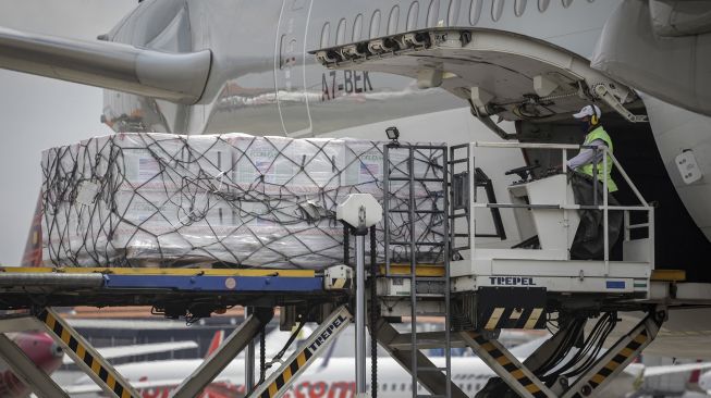 Petugas kargo menurunkan vaksin COVID-19 jenis Moderna dari pesawat setibanya di Terminal Cargo Bandara Internasional Soekarno Hatta, Tangerang, Banten, Minggu (11/7/2021). [ANTARA FOTO/Fauzan]