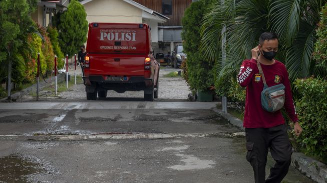 Sebuah kendaraan Indonesia Automatic Finger Print Identification System (INAFIS) memasuki kawasan Rumah Sakit Bhayangkara yang akan menjadi lokasi identifikasi dua jenazah dari kelompok DPO Mujahidin Indonesia Timur (MIT) Poso di Palu, Sulawesi Tengah, Minggu (11/7/2021). [ANTARA FOTO/Basri Marzuki]