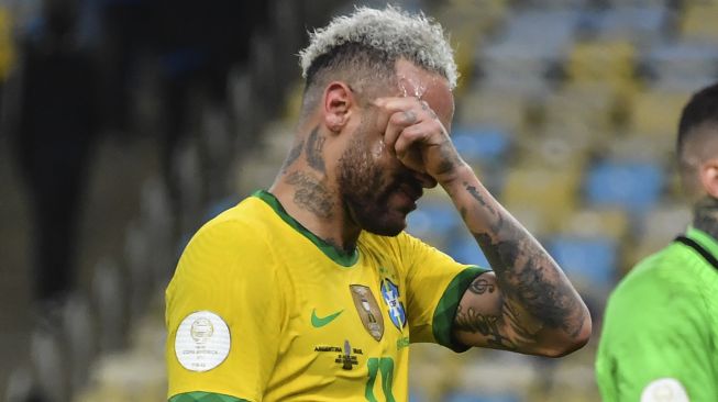 Pemain Brazil Neymar menangis setelah kalah 1-0 dari Argentina dalam pertandingan final turnamen sepak bola Copa America Conmebol 2021 di Stadion Maracana, Rio de Janeiro, Brasil, pada (10/7/2021). [NELSON ALMEIDA / AFP]