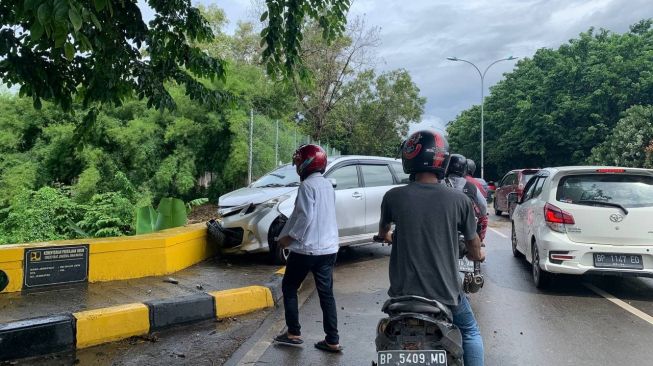 Bule di Batam Tabrak Pemotor Wanita di Jalan Baloi Lubuk Baja, Korban Luka Parah