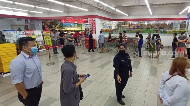 Situasi Antrean Masyarakat Batam di Pintu masuk Supermarket Top 100 Grand Batam Mall (Suara.com/nando)