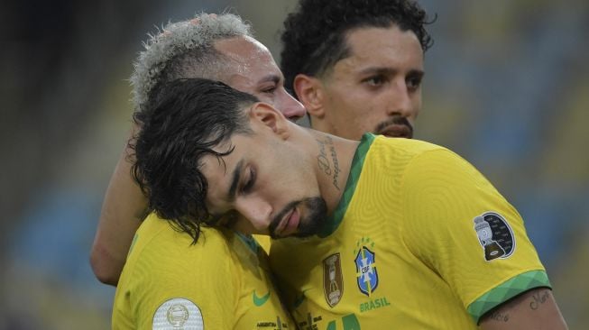 Reaksi pemain Brasil Neymar (kiri), Lucas Paqueta (depan) dan Marquinhos setelah kalah 1-0 dari Argentina dalam pertandingan final turnamen sepak bola Copa America Conmebol 2021 di Stadion Maracana, Rio de Janeiro, Brasil, pada (10/7/2021). [NELSON ALMEIDA / AFP]