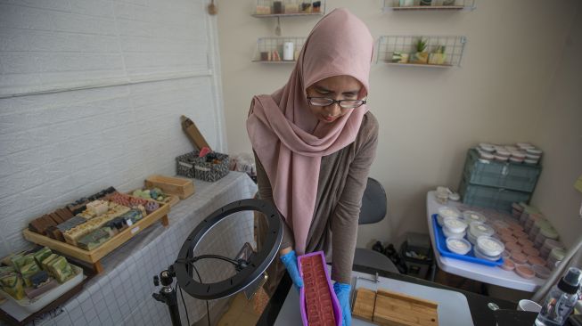 Pengrajin memproduksi sabun buatan tangan ('handmade') di industri rumahan 'Bath Rituals', Taman Cimanggu, Tanah Sareal, Kota Bogor, Jawa Barat, Minggu (11/7/2021). [ANTARA FOTO/Aditya Pradana Putra]