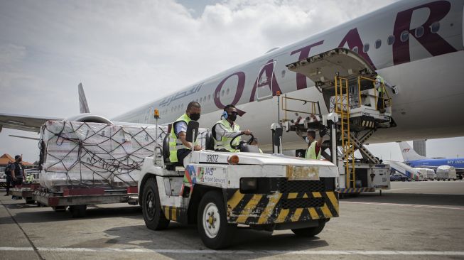 Petugas kargo membawa vaksin COVID-19 jenis Moderna setibanya di Terminal Cargo Bandara Internasional Soekarno Hatta, Tangerang, Banten, Minggu (11/7/2021). [ANTARA FOTO/Fauzan]