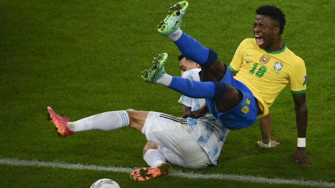 Angel Di Maria (kiri) dari Argentina dan Vinicius Junior dari Brasil berebut bola dalam pertandingan final turnamen sepak bola Copa America Conmebol 2021 di Stadion Maracana, Rio de Janeiro, Brasil, pada (10/7/2021). [MAURO PIMENTEL / AFP]