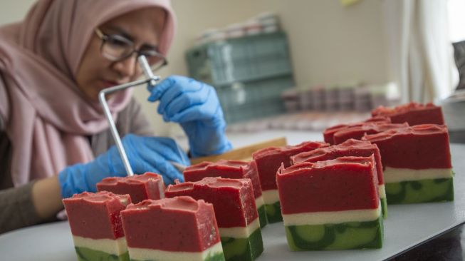 Pengrajin memproduksi sabun buatan tangan ('handmade') di industri rumahan 'Bath Rituals', Taman Cimanggu, Tanah Sareal, Kota Bogor, Jawa Barat, Minggu (11/7/2021). [ANTARA FOTO/Aditya Pradana Putra]