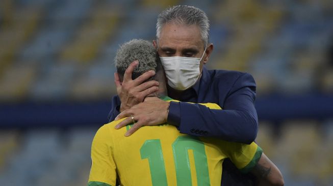 Pemain Brasil Neymar (kiri) dihibur oleh pelatih Brasil Tite setelah dikalahkan 1-0 oleh Argentina dalam pertandingan final turnamen sepak bola Copa America Conmebol 2021 di Stadion Maracana, Rio de Janeiro, Brasil, pada (10/7/2021). [NELSON ALMEIDA / AFP]