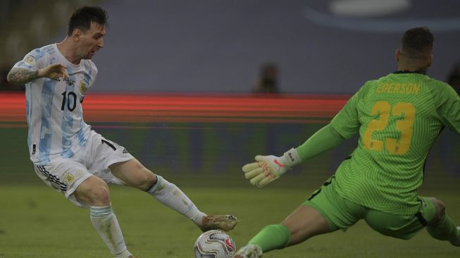 Pemain Argentina Lionel Messi (kiri) dan kiper Brasil Ederson berebut bola dalam pertandingan final turnamen sepak bola Copa America Conmebol 2021 di Stadion Maracana, Rio de Janeiro, Brasil, pada (10/7/2021). [CARL DE SOUZA / AFP]