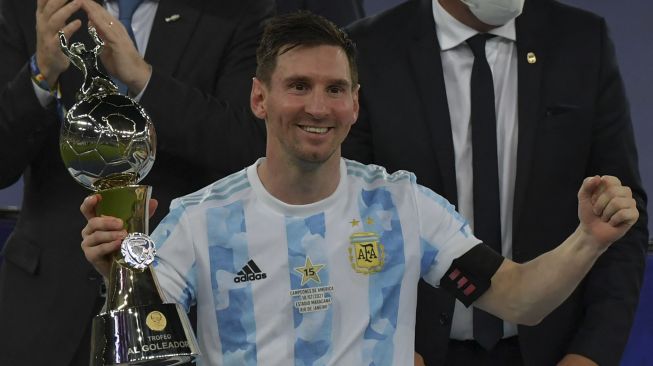 Pemain Argentina Lionel Messi memegang trofi untuk Top Scorer kejuaraan setelah memenangkan pertandingan final turnamen sepak bola Copa America Conmebol 2021 melawan Brasil di Stadion Maracana, Rio de Janeiro, Brasil, pada (10/7/2021). [NELSON ALMEIDA / AFP]