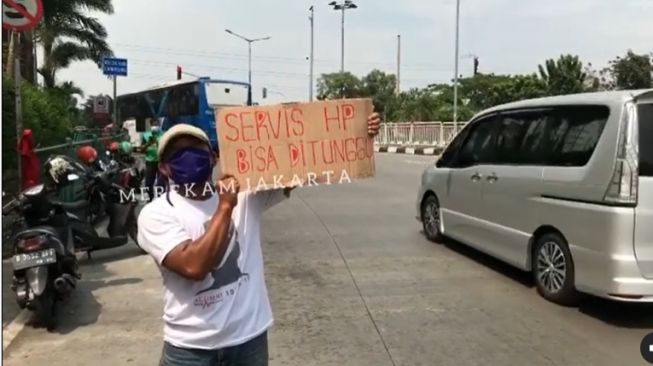 Mal Tutup Imbas PPKM, Tukang Servis HP Jajakan Jasa Di Pinggir Jalan