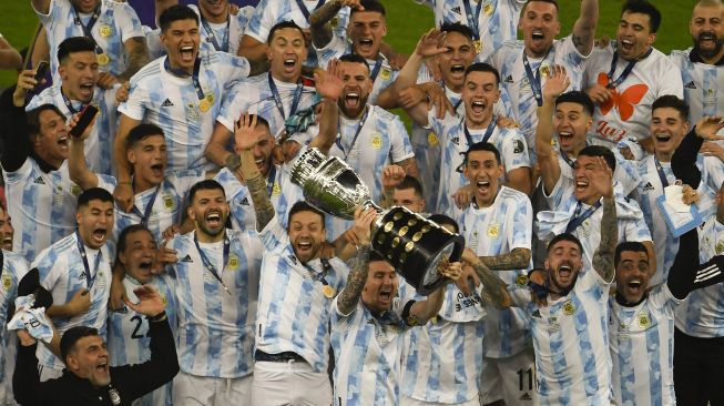 Pemain Argentina merayakan dengan trofi setelah memenangkan pertandingan final turnamen sepak bola Copa America Conmebol 2021 melawan Brasil di Stadion Maracana, Rio de Janeiro, Brasil, pada (10/7/2021). [MAURO PIMENTEL / AFP]