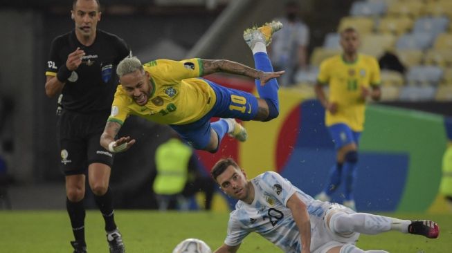 Bintang Timnas Brasil Neymar saat menerima pelanggaran keras dari gelandang Argentina Giovani Lo Celso di laga final Copa America 2021 di Stadion Maracana, Brasil, Minggu (11/7/2021). (Foto: Nelson ALMEIDA/AFP)
