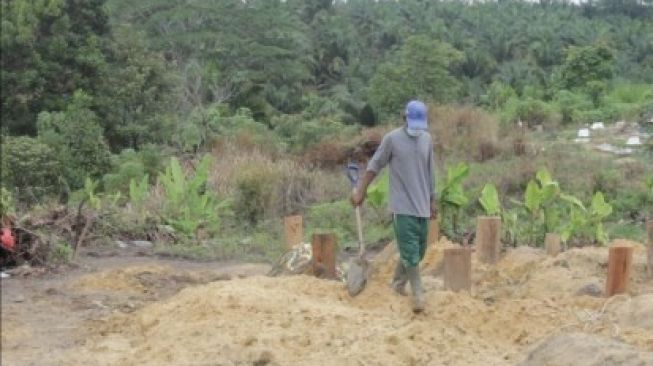 Kisah Penggali Makam Covid-19 di Pekanbaru, 4 Bulan Belum Terima Insentif