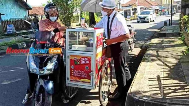 Tampil Rapi dan Berdasi, Pria Necis Ini Tak Malu Jualan Cilok