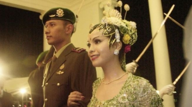 Momen Pedang Pora pernikahan Annisa Pohan dan AHY. [Instagram/annisayudhoyono