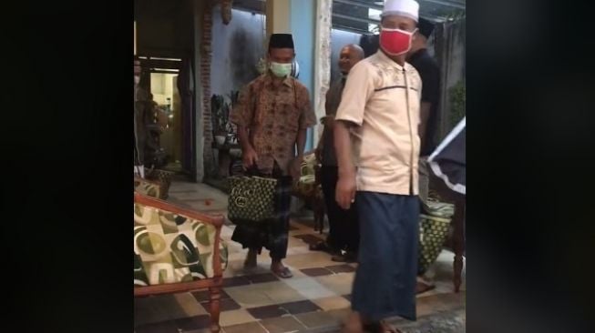 Viral Bapak-bapak Dapat Besek Kenduri Versi Sultan, Pakai Tas Tenteng Merek 'Gucci'