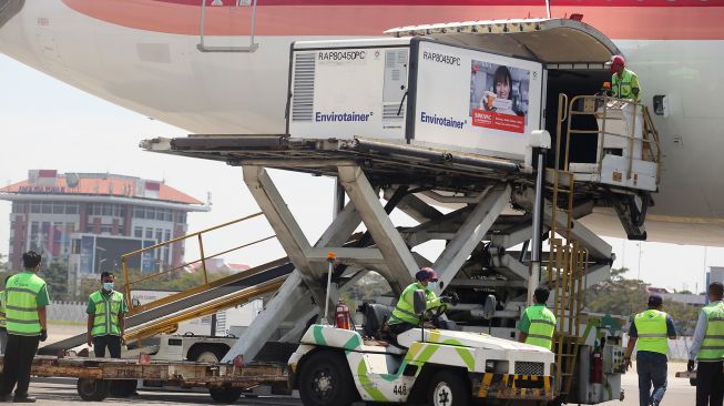 Pekerja melakukan bongkar muat Envirotainer berisi vaksin COVID-19 Sinovac setibanya dari Beijing di Terminal Cargo Bandara Soekarno Hatta, Tangerang, Banten, Senin, (12/7/2021).  ANTARA FOTO/Muhammad Iqbal