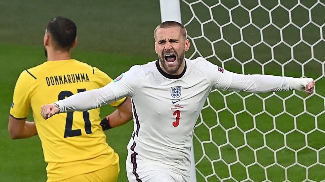 Wing-back Timnas Inggris, Luke Shaw (kanan) merayakan golnya ke gawang Italia pada laga final Euro 2020 di Wembley, London, Senin (12/7/2021) dini hari WIB. [FACUNDO ARRIZABALAGA / POOL / AFP]