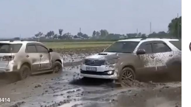 Toyota Fortuner melawan takdir sebenarnya, malah dipakai untuk bajak sawah (Instagram)