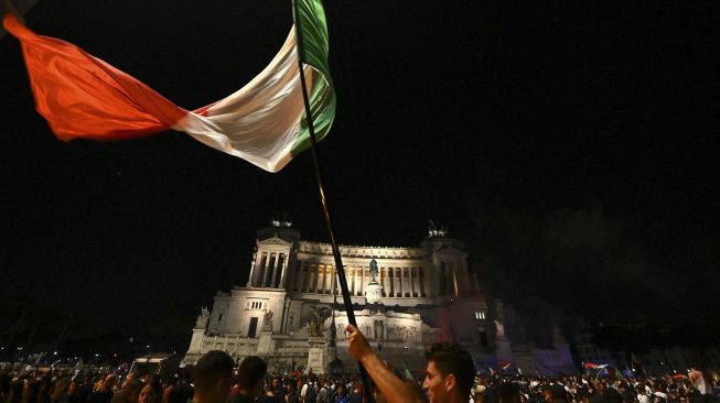 Pendukung tim sepak bola nasional Italia merayakan kemenangan setelah Italia mengalahkan Inggris pada final UEFA EURO 2020 di Roma, pada (11/7/2021). [Vincenzo PINTO / AFP]